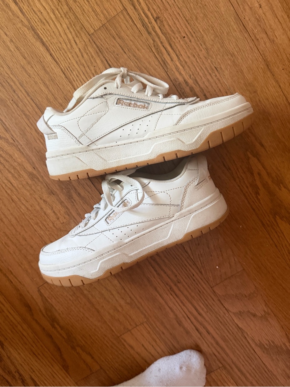 👟 Reebok White Sneakers – Women’s Size 7